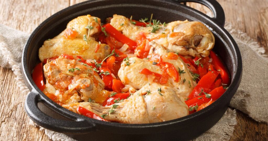 鍋に入ったPoulet basquaise