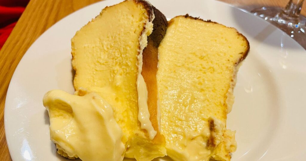 La Viñaの皿に盛られたバスクチーズケーキ