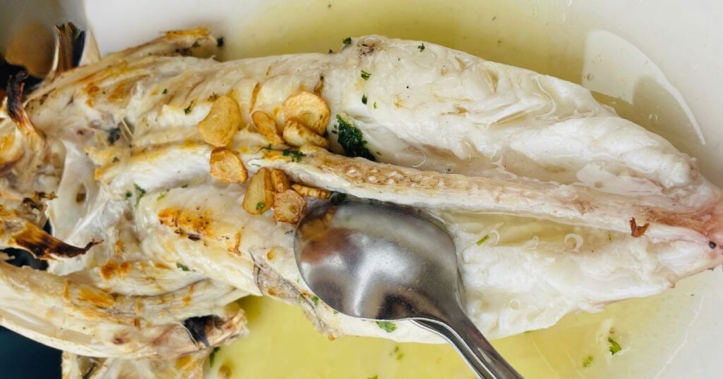 ガーリックソースがかかった白身魚のオーブン焼き