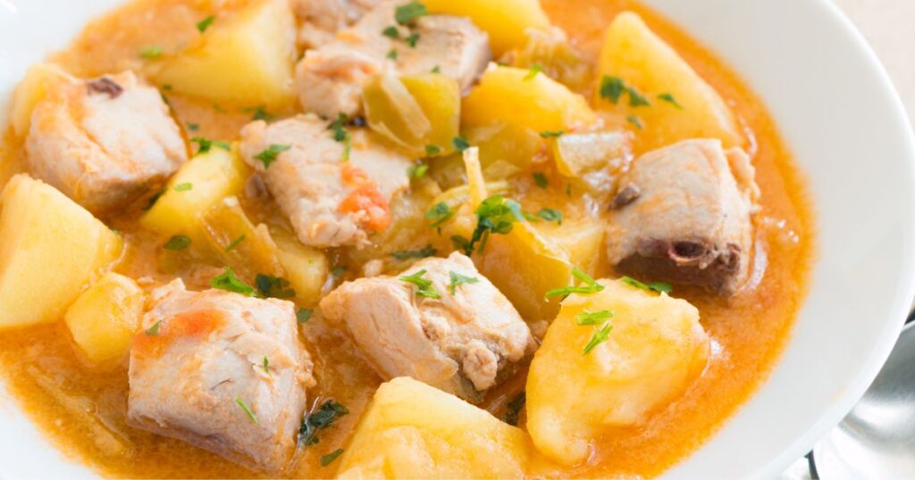 ゴロゴロとしたカツオとじゃがいもが入ったマルミタコ