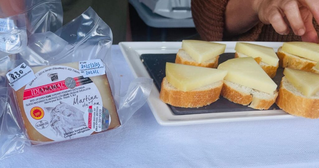 カットしたイディアサバルチーズのピンチョスとチーズが並ぶ