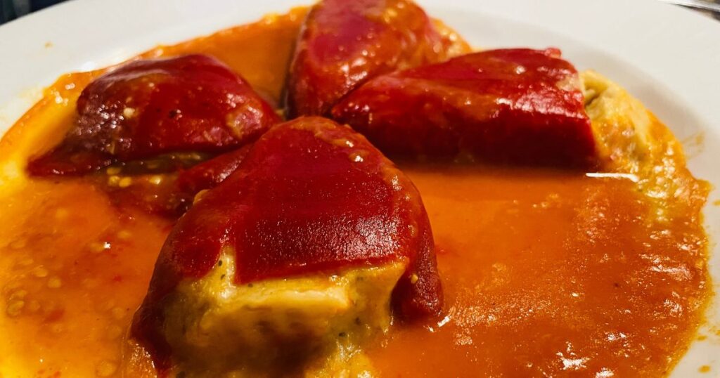 トマトソースを添えた赤ピーマンの詰め物