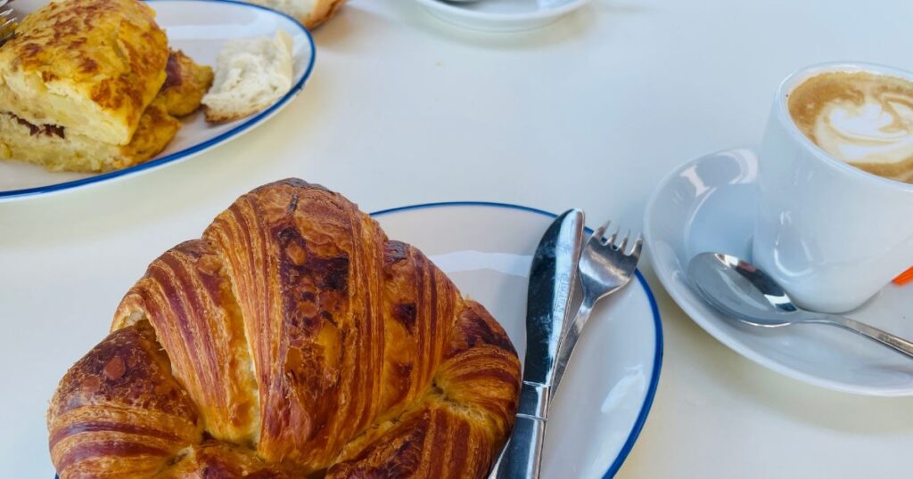 バルの朝食　クロワッサン、トルティーリャとカフェオレ
