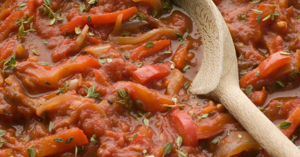 カットされたピーマンやハーブが見えるPiperadeのアップ