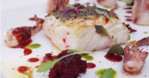 ソテーした白身魚と赤と緑の色鮮やかなソース