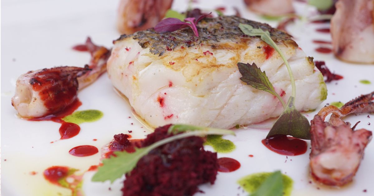 ソテーした白身魚と赤と緑の色鮮やかなソース