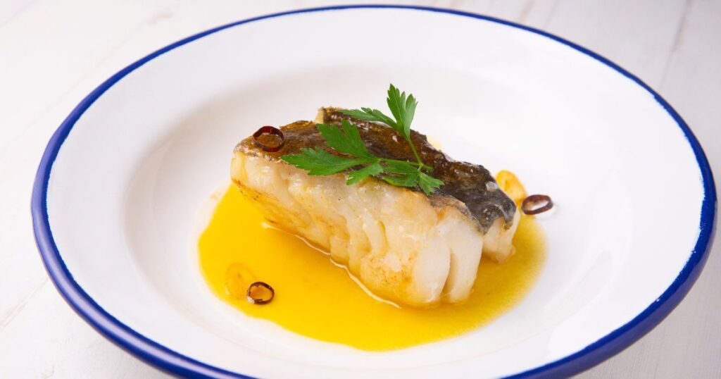 白い器に盛られたタラのピルピルソース