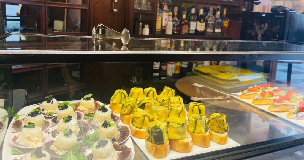 Bar Martinezのピンチョスが並ぶカウンター