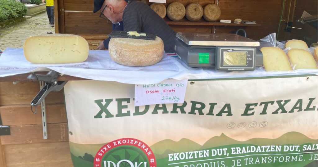 オッソ―イラティのチーズを販売するスタンド