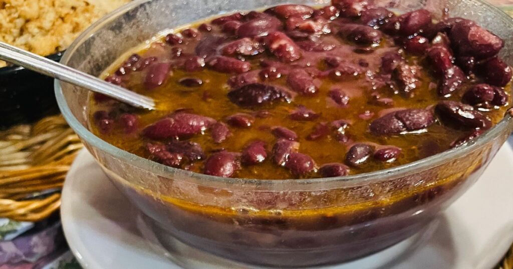 皿いっぱいに盛られたインゲン豆の煮込み