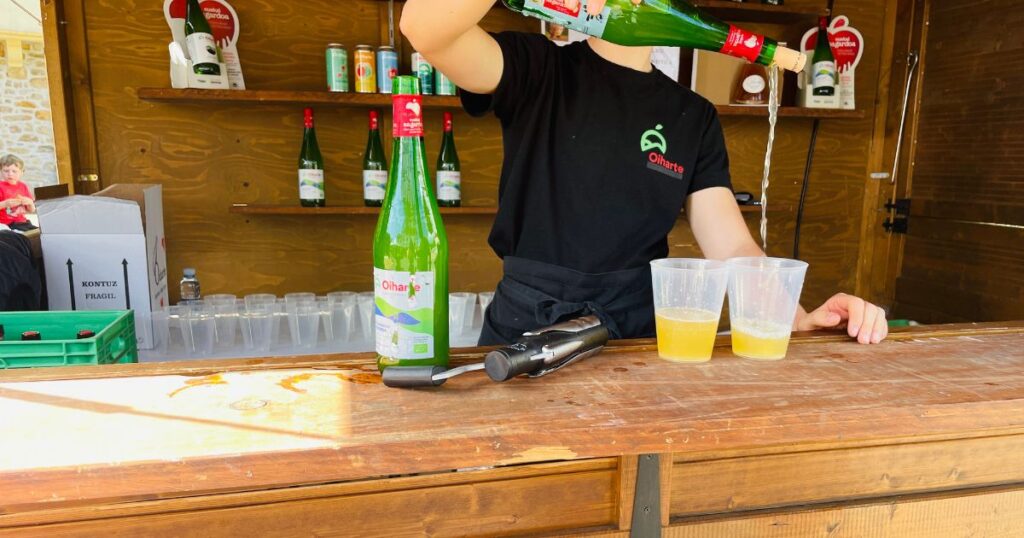 シードラを高い所から注ぐ様子